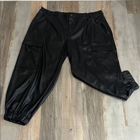 Madden NYC Women’s Black Beauty Jogger Faux Leather Size 4X Chic Simple Sporty - Picture 1 of 12